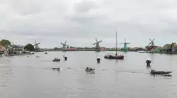 Панорама музея мельниц Заансе-Сханс в Голландии с моста через реку Заан