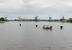 Панорама музея мельниц Заансе-Сханс в Голландии с моста через реку Заан