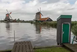 Гравитационный туалет голландской разработки с прямым спуском в реку