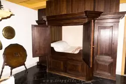 Кровать для прислуги в алькове на кухне в доме-музее Рембрандта