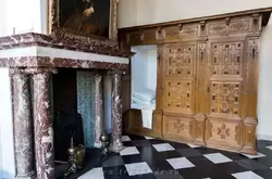 Приемная — в этой комнате Рембрандт принимал гостей и вел торговлю предметами искусства