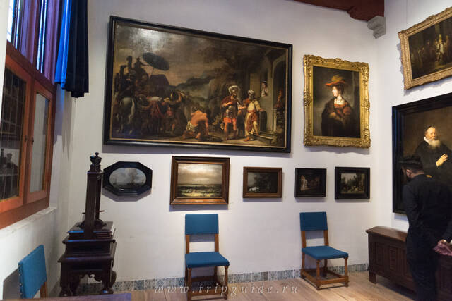 Гостиная — жилая комната Рембрандта и его спальня, стены украшают работы его современников и учеников