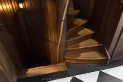 Деревянная винтовая лестница соединяет четыре этажа дома Рембрандта