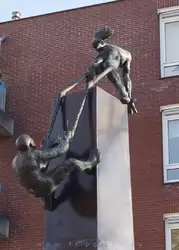 Скульптура «Каприччио» Рональда Тулмана (<span lang=nl>«Capriccio» Ronald Tolman</span>) — означает причудливый остроумный, неустойчивое равновесие