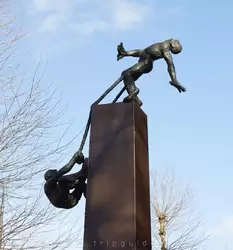 Скульптура «Каприччио» Рональда Тулмана (<span lang=nl>«Capriccio» Ronald Tolman</span>) — означает причудливый остроумный, неустойчивое равновесие