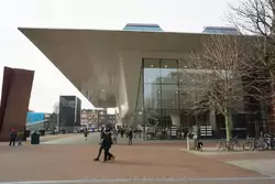 Музей современного искусства в Амстердаме — пристройка в виде огромной ванной
