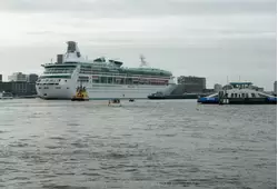 Круизный лайнер «<span lang=en>Vision of the Seas</span>» в Амстердаме