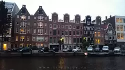 Дома на набережной в Амстердаме