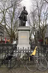 Памятник Йохану Рудольфу Торбеке — автору конституции Нидерландов и премьер-министру