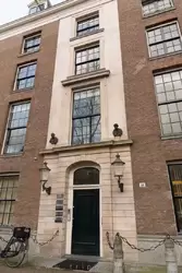 Дом работорговца на Херенграхт 514 (<span lang=nl>Herengracht 514</span>) — в 17 веке принадлежал Николасу ван Ваверену — крупнейшему в Голландии торговцу «чёрным товаром»