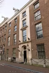 Дом работорговца — в 17 веке принадлежал Николасу ван Ваверену — крупнейшему в Голландии торговцу «чёрным товаром»