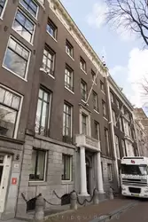 Дом с колоннами на Херенграхт 502 (<span lang=nl>Herengracht 502</span>) — более трёх веков в нём располагается служебная квартира бургомистра Амстердама
