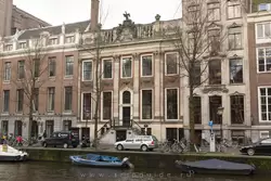 Дом с орлом (<span lang=nl>Herengracht 476</span>) в нём расположен Культурный фонд принца Бернхарда (отец королевы Беатрикс)