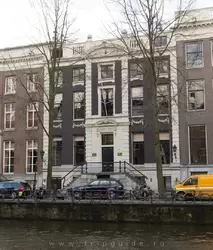 Дом антиквара (<span lang=nl>Herengracht 458</span>) принадлежала Жаук Гудстиккеру, коллекция насчитывала более 1000 картин. Во время войны немцы вывезли почти всё. В наст. время найдено около 200 не самых ценных работ