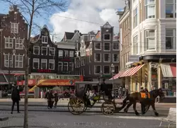 Живописная площадь Спей (<span lang=nl>Spui</span>) то есть Ветреная в Амстердаме