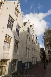 Наклон домов в Амстердаме сделан чтобы грузы, которые поднимают на веревке на верхний этаж не задевали стен