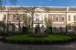 Бывший приют для престарелых Аудеманхёйспорт, теперь — юридический факультет Амстердамского университета
