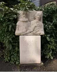 Памятник первым профессорам университета — Каспару Барлеусу и Фоссу Гергарду Иоганну