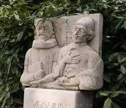 Памятник первым профессорам университета — Каспару Барлеусу и Фоссу Гергарду Иоганну