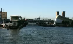 Устье реки Амстел и Скалодром «Централ» (<span lang=nl>Klimhal Centraal </span>)
