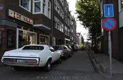 Ретро автомобили выглядят в Амстердаме вполне естественно