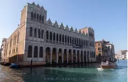 Фондако-деи-Турки (Турецкое подворье) — первое подворье появилось на Гранд канале в 13-м веке и было одним из самых старых зданий. Это здание построено в 19 веке в венецианско-византийском стиле