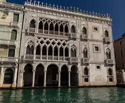 Ка` д` Оро — один из самых красивых дворцов Венеции, другое название — «Золотой дом», построен в первой половине 15 века для семьи Контарни