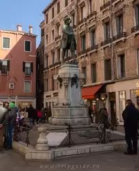 Памятник Карло Гольдони (Carlo Goldoni) — венецианскому драматургу, автору более 200 пьесс