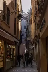 Мерчерия дел Оролоджио — одна из улиц, идёт от часовой башни Сан-Марко до площади Сан Зулян (Святого Юлиана) и является частью коммерческой артерии