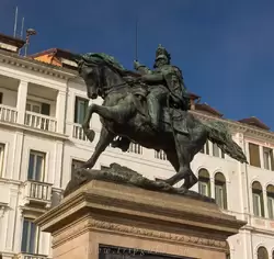 Памятник объединителю Италии Виктору Эммануилу II