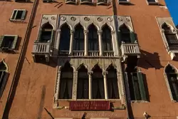 Дворец Приули (Palazzo Priuli) — семейство Приули происходит от Сильвестра Приолуса — венгерского посла, который приехал в Венецию, но так и остался здесь жить. Его потомки трижды становились дожами