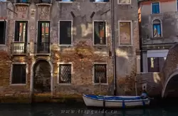 Очарование облезлых кирпичных стен в Венеции