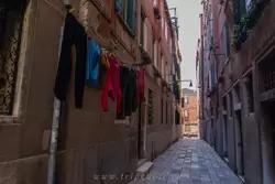 Бельё сушится на улицах Венеции
