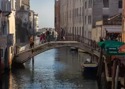 Греческий мост в Венеции (на переднем плане, Ponte dei Greci) и мост Милосердия (Ponte della Pietà)