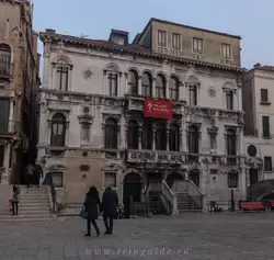Дворец Малипьеро (Palazzo Malipiero Trevisan) построен в стиле ренессанса в 16-м веке. Круглые плафоны в верхних углах — это «патеры» — декоративный элемент, популярный в Венеции в 10-12 веках
