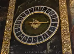 Часы в Зале Коллегии с римскими цифрами