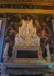 Мраморный камин со статуями Геркулеса и Меркурия и тремя женскими фигурами на вершине, символизирующими добродетели — Зал Коллегии