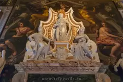 Женские фигуры на камине, символизирующие добродетели — Зал Коллегии