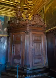 Большой деревянный компас в Зале компаса