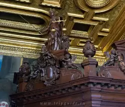Зал компаса — скульптура юстиции над деревянным компасом