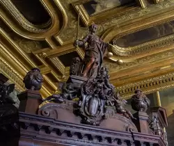 Зал компаса — скульптура юстиции над деревянным компасом