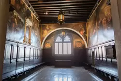 Старый зал совета сорока (Sala della Quarantia Civil Vecchia) — данный совет был был создан Великим Советом в конце двенадцатого века и был высшим апелляционным судом в республике