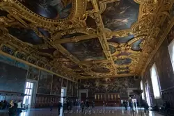 Зал Большого Совета — самый большой во всей Италии 54 (длина) на 25 (ширина) и высота потолков 15 метров