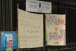 Плакаты про сокращение зарплат врачей на больнице Отель-Дье в Париже