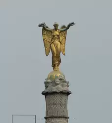 Богиня Победы с лавровыми венками на фонтане Победы (Пальмовом фонтане) в Париже