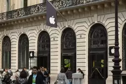Apple Store Paris Opera по адресу 12 rue Halévy — сюда доходит намного меньше туристов, поэтому более вероятно купить новинки во время их выхода
