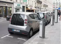 Станция зарядки электромобилей в Париже на улице de la Chause d'Antin