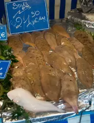 Рыба солея (sole) на рынке на улице Монтмартр около Форума де Аль