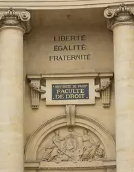 Свобода, равенство, братство (Liberte, Egalite, Fraternite) — национальный девиз Французской Республики на фасаде университета Пантеон-Ассас