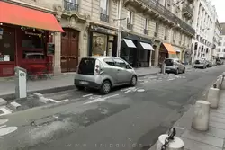 Электромобили на зарядке в Париже